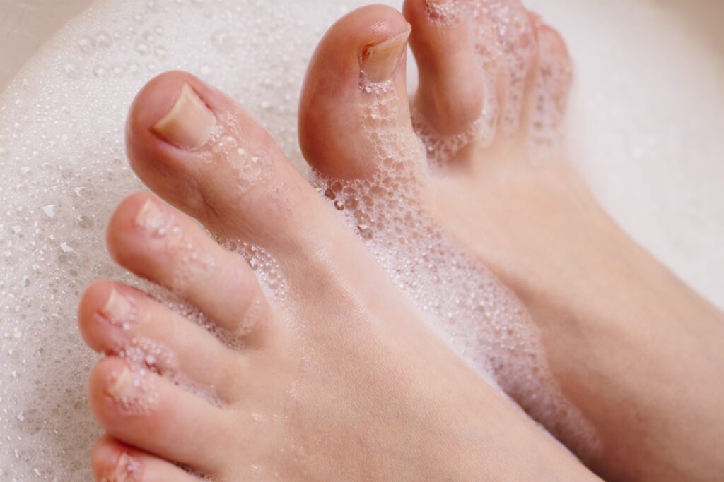 女の足が臭い特徴と原因は常在菌がイソ吉草酸を発生させ、靴にまで付着しています。